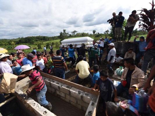 Fotos: El entierro de la niña guatemalteca que murió bajo custodia de los Estados Unidos