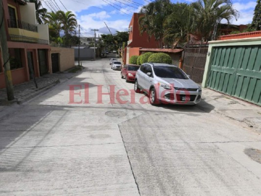 Habilitan calle de la colonia Loarque que fue reparada dos veces en la capital