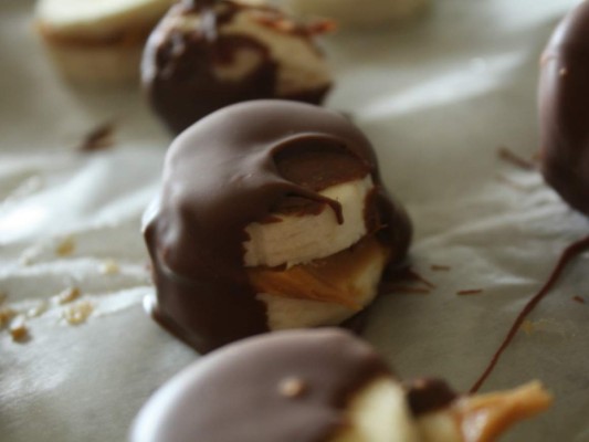 Aprende a preparar un delicioso postre de banano con chocolate y crema de cacahuate