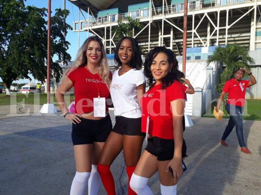 Las bellas chicas presentes en el Ato Boldon de Trinidad y Tobago previo al juego ante Honduras