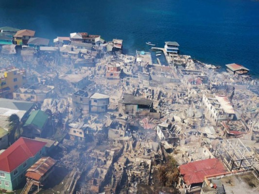 Las dramáticas imágenes del desastre tras el incendio en la isla de Guanaja