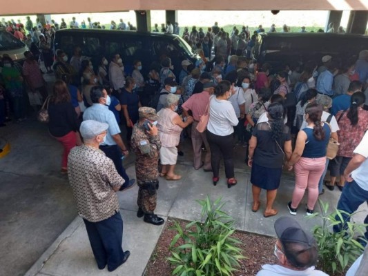 De pie y bajo el sol: así fue la jornada de vacunación de adultos mayores en El Salvador