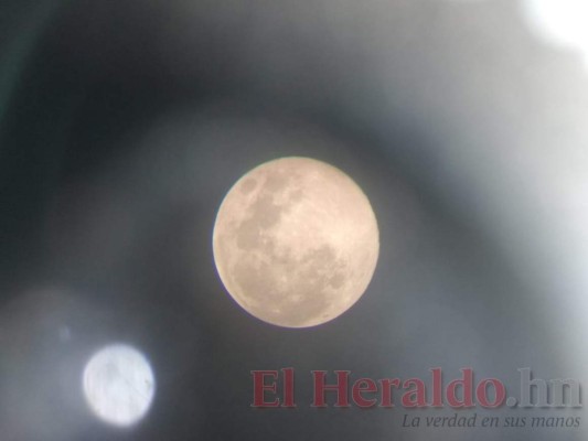 FOTOS: Así luce esta noche la Superluna rosa sobre Honduras