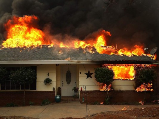 Imágenes del voraz incendio en California que obligó a Kim Kardashian a evacuar su casa