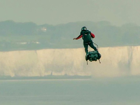Franky Zapata cruzó el canal de la Mancha con tabla voladora