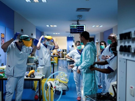 Ingenio ante la crisis: En Bélgica usan máscaras de buceo por falta de respiradores