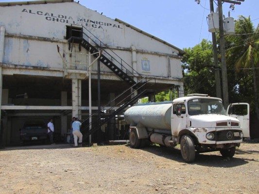 Con carros cisterna abastecen de agua