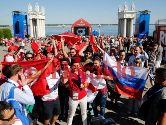 Así se vive la pasión del fútbol ante el encuentro de Inglaterra vs Túnez