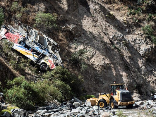 Al menos 32 muertos al caer autobús en abismo en ruta de Perú