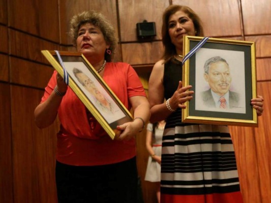 EL HERALDO rinde emotivo homenaje a Alfredo Landaverde y Julián Arístides González&nbsp;&nbsp;