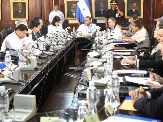Presidente Lobo anuncia sacudida de 'seis u ocho” funcionarios del gabinete de gobierno