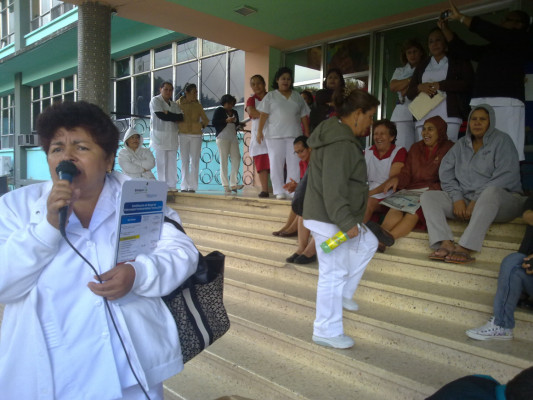 Auxiliares de enfermería protestan en la capital