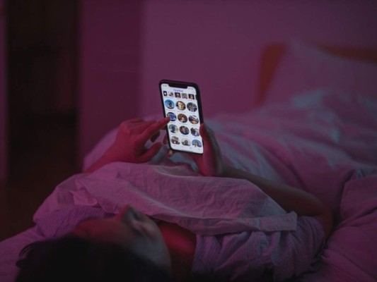 Joven enamora a docenas de hombres en Tinder, los engaña y luego los cita para competir por su amor