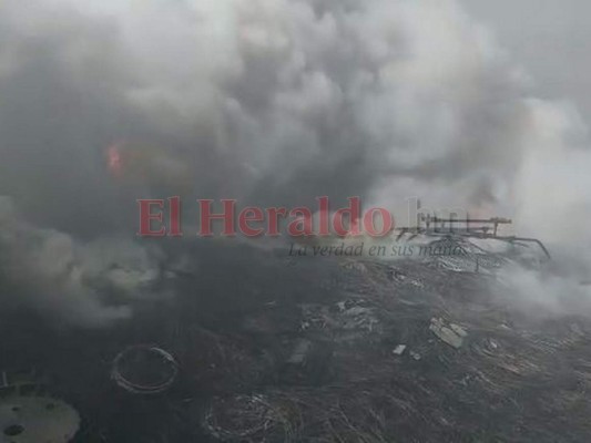 Columnas de humo tóxico y escombros, las imágenes del incendio en Las Tapias