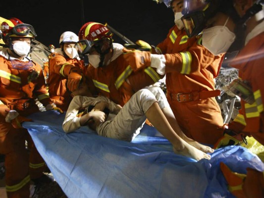 Rescatan a niño y su madre de escombros de hotel en China