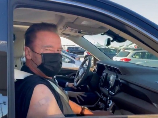 Arnold Schwarzenegger se vacuna contra el covid-19 &nbsp;&nbsp;