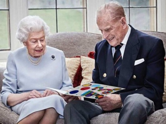 Hospitalizan al duque Felipe, esposo de la reina Isabel&nbsp;&nbsp;