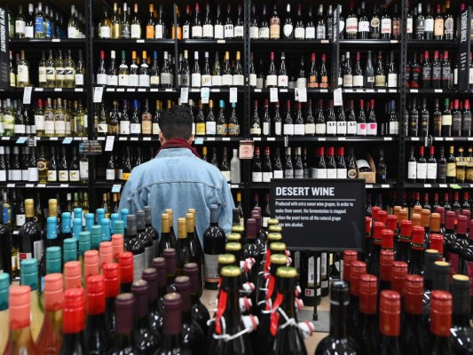 Nueva York ahoga penas del coronavirus en 'cuarentinis' y las licorerías festejan&nbsp;&nbsp;