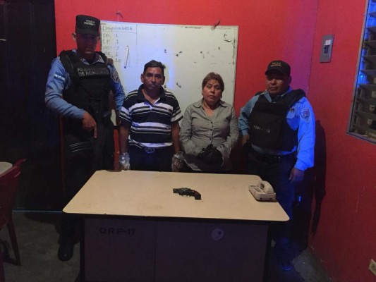 De dos disparos matan a un joven y la Policía captura a su madre y un tío