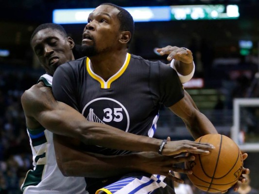 Kevin Durant guió a Golden State en triunfo sobre Milwaukee Bucks de 124-121