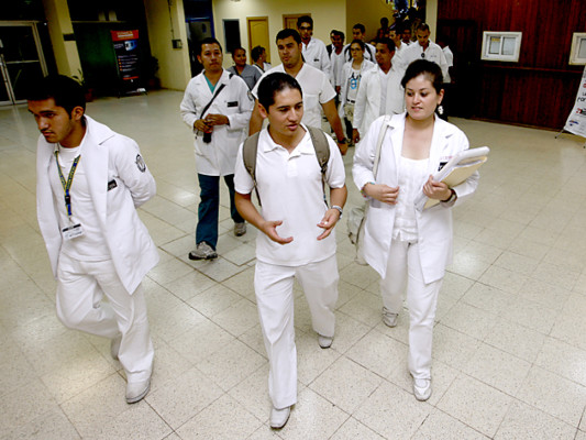 UNAH adelantará tres semanas la siguiente rotación de médicos internos