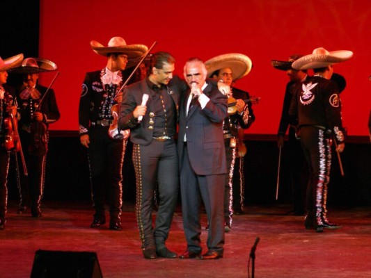 Los momentos más emotivos entre Alejandro y Vicente Fernández (FOTOS)