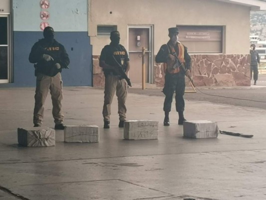 FOTOS: Así fue la incautación de la droga y la narcoavioneta en Brus Laguna