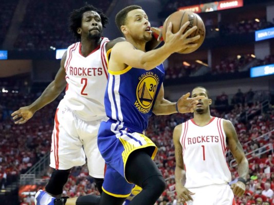 Curry se lastima la rodilla, pero Warriors amansan a Rockets