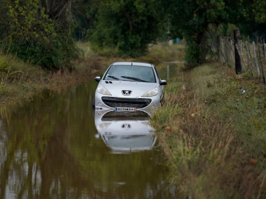 Inundaciones repentinas anegan aldeas en el sur de Francia  