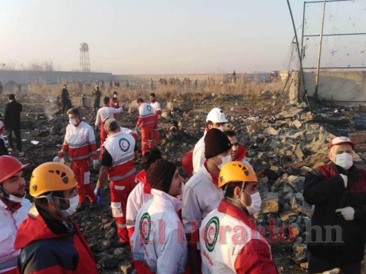 Cuerpos carbonizados y escombros, impactante escena del avión accidentado en Irán