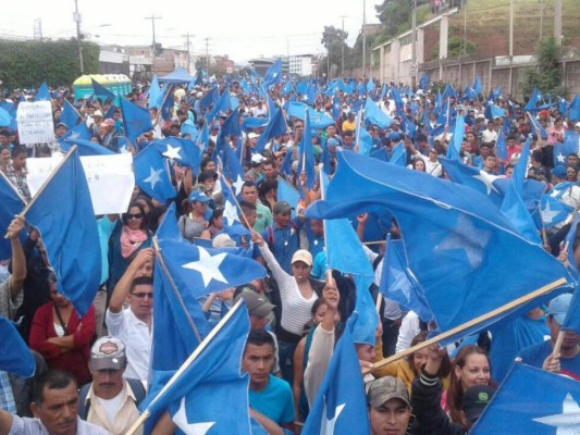 Nacionalistas llegan al Congreso Nacional para pedir regularizar la reelección de JOH