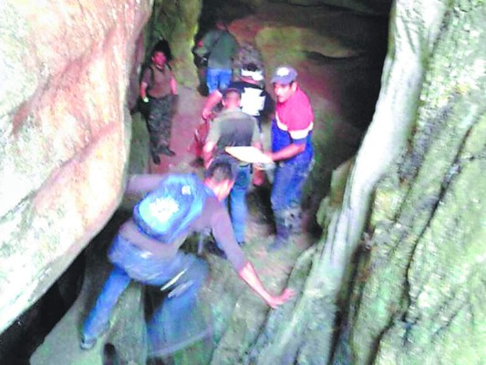 Expertos analizarán osamentas halladas en cueva de Olancho