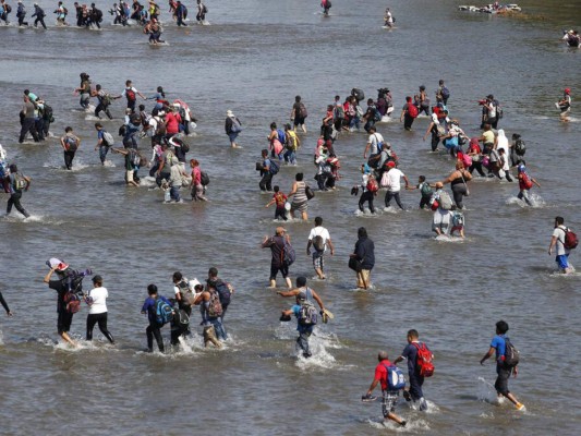 A punta de toletazos y gas lacrimógeno, México impide paso a migrantes