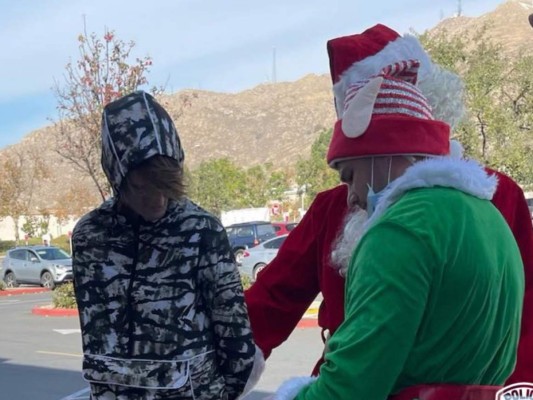 Momento en que uno de los ladrones fue capturado por Santa y el elfo en California.