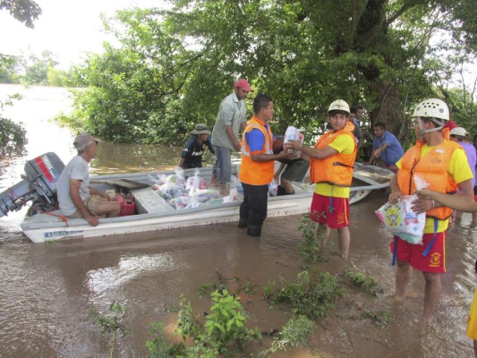Familias de la zona sur afectadas por inundaciones reciben alimentos