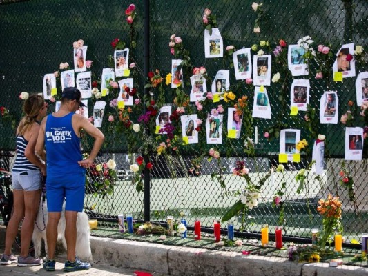 Familiares de las víctimas en Surfside rinden homenaje con emotivo monumento improvisado