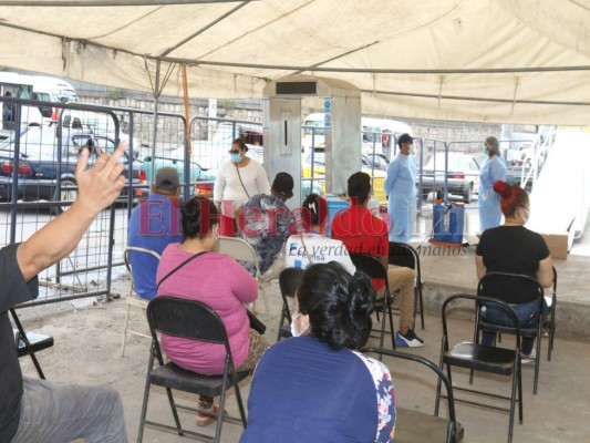 Repunte de casos covid mantienen triajes al límite de su capacidad