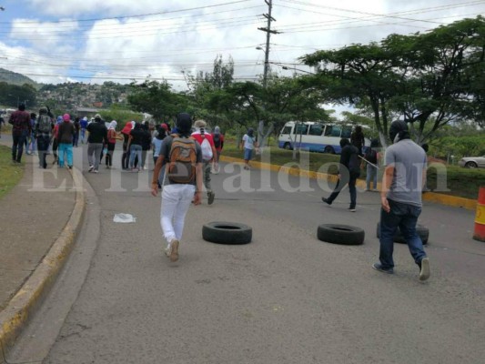 MEU lleva sus protestas al bulevar Suyapa para exigir la renuncia de Julieta Castellanos