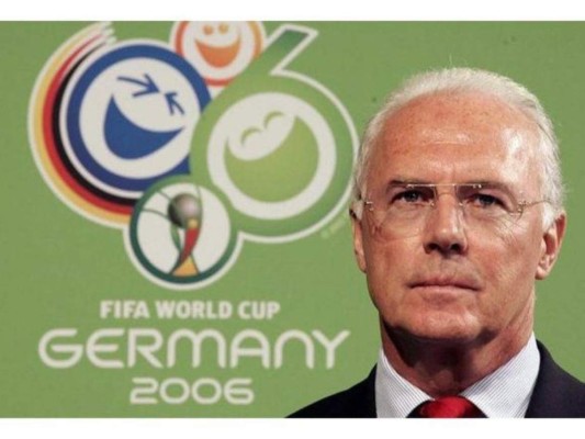 Franz Beckenbauer, presidente del comité organizador del mundial Alemania 2006, es uno de los seis ex altos cargos del fútbol alemán que fueron investigados por la FIFA por haber violado supuestamente el código ético de la entidad.