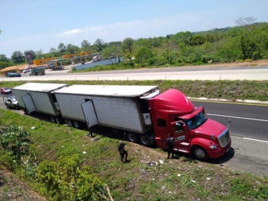 Rescatan a 45 migrantes, entre ellos 33 hondureños, que fueron abandonados en dos contenedores en Veracruz﻿
