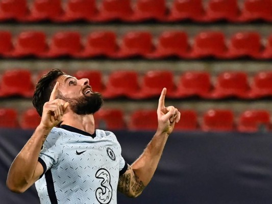 El delantero francés del Chelsea, Olivier Giroud, celebra después de anotar el segundo gol de su equipo.