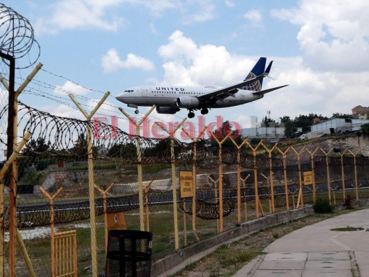 Las imágenes que dejó la protesta de empleados de aeronáutica para exigir pagos y vacuna