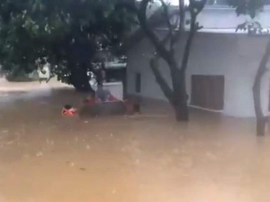 En imágenes: La tempestad no pasa para habitantes del Valle de Sula, que siguen bajo el agua tras potentes lluvias