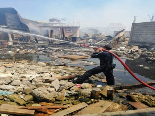 Las dramáticas imágenes del desastre tras el incendio en la isla de Guanaja