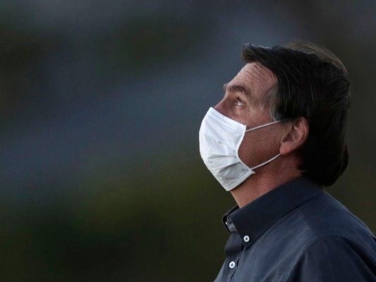 Bolsonaro se hace tercera prueba de covid-19 y da positivo otra vez