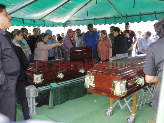 Sepultan a maestra centralista, a su esposo y sobrino que murieron en accidente en Taulabé