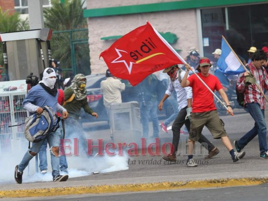 Gases, piedras y caos en marcha alterna de Libre este 15 de septiembre