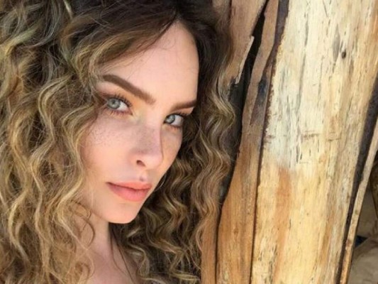 Belinda eleva la temperatura al publicar sexy foto en camiseta mojada