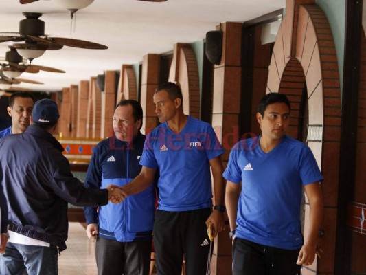 El árbitro asistente Óscar Velásquez recibe apoyo de su familia previo a la final Olimpia - Motagua