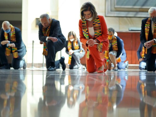 Demócratas se arrodillan en el Congreso de EEUU en homenaje a George Floyd&nbsp;&nbsp;
